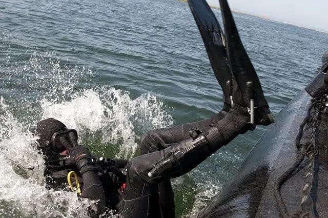 10 you should know Why Do Scuba Divers Fall Backward? 2 Why Do Scuba Divers Fall Backward